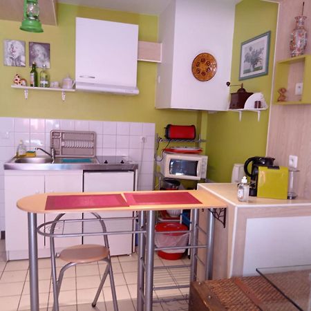 Apartamento Métro Pigalle,Garçonnière 25 m2, 3 per, cabarets théâtres,restaurants,tout confort París Exterior foto