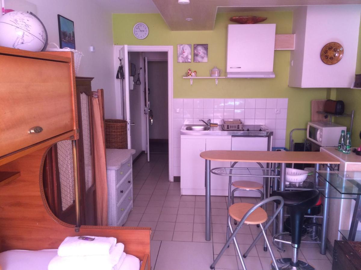 Apartamento Métro Pigalle,Garçonnière 25 m2, 3 per, cabarets théâtres,restaurants,tout confort París Exterior foto