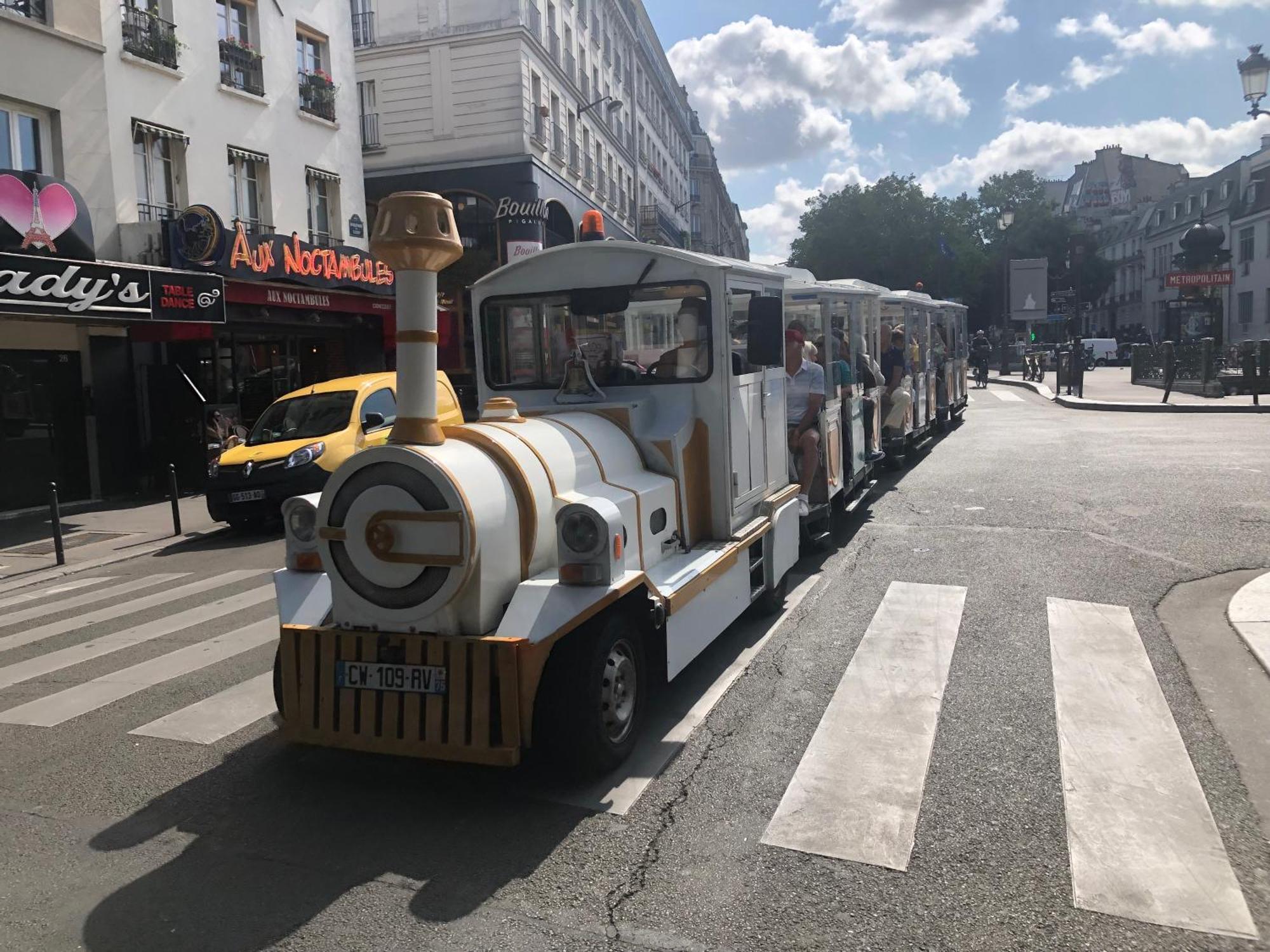 Apartamento Métro Pigalle,Garçonnière 25 m2, 3 per, cabarets théâtres,restaurants,tout confort París Exterior foto