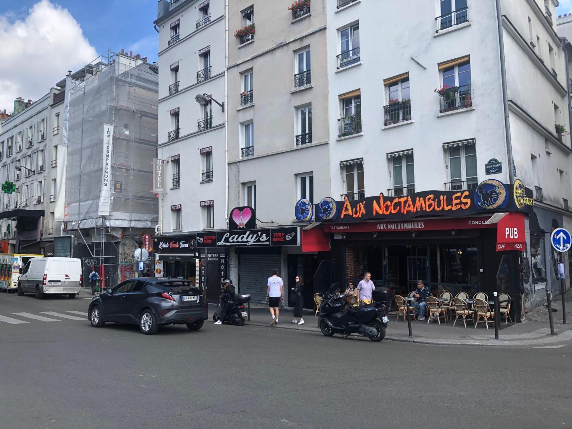 Apartamento Métro Pigalle,Garçonnière 25 m2, 3 per, cabarets théâtres,restaurants,tout confort París Exterior foto